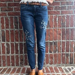 Straight embroidery jeans with raw hem